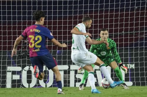 Pha bỏ lỡ khó tin cứu Barca