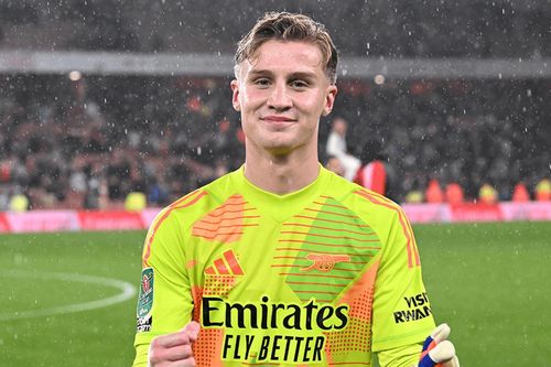 Cầu thủ 16 tuổi đi vào lịch sử Arsenal