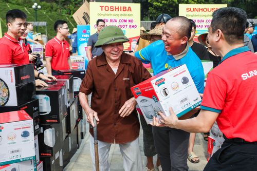 Trao tặng 10.000 nồi cơm điện, hỗ trợ đồng bào khó khăn tại Lào Cai