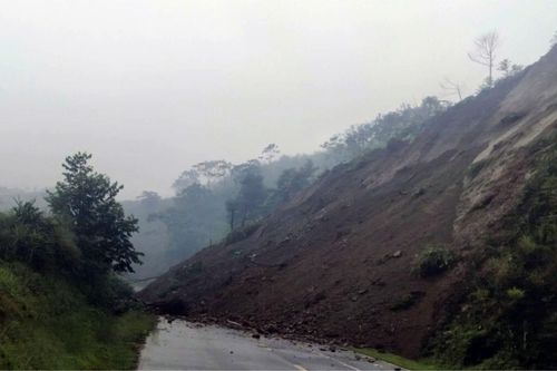 Lào Cai tiếp tục sạt lở, 60.000 m3 đất chia cắt tỉnh lộ