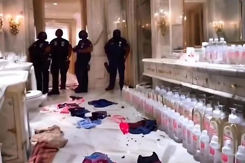 Thực hư clip FBI phát hiện 1.000 chai dầu trẻ em trong nhà Diddy