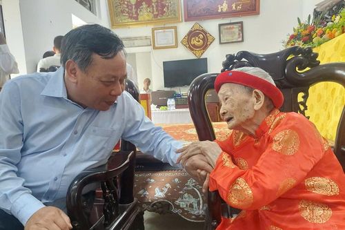 Phó Bí thư Thành ủy Nguyễn Văn Phong thăm người có công tại huyện Hoài Đức