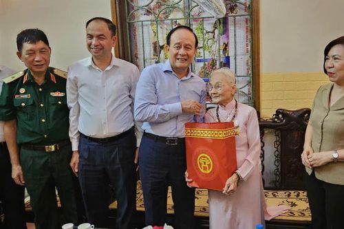 Chủ tịch HĐND TP Nguyễn Ngọc Tuấn tặng quà gia đình chính sách tại quận Tây Hồ