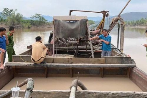 Bắt quả tang tàu khai thác cát trái phép trên sông Lục Nam