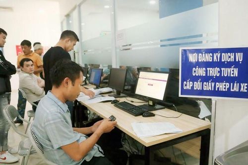 Cấp đổi giấy phép lái xe tại Hà Nội: Tiện ích chưa được phát huy