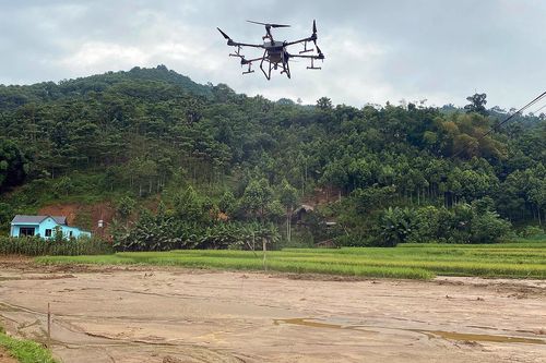 Trung ương Đoàn tổ chức phun khử khuẩn các địa phương vùng lũ bằng drone