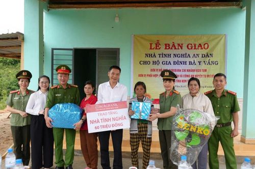 Tặng hộ nghèo nhà An Dân số 2