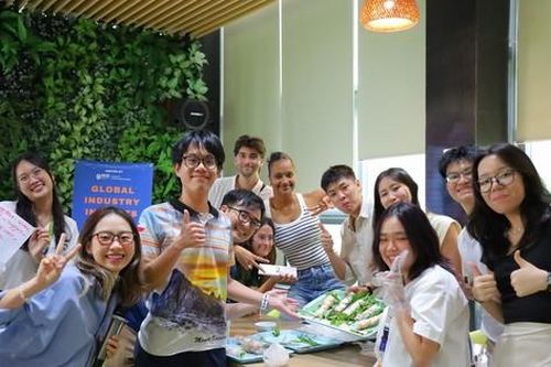Sinh viên quốc tế 'trầm trồ' khi được thưởng thức gỏi cuốn, cà phê Việt Nam