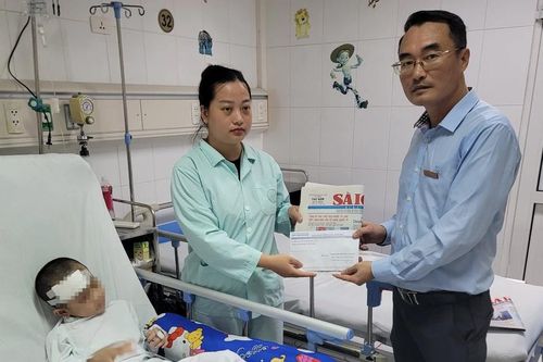 Trao quà của bạn đọc Báo Sài Gòn Giải Phóng giúp đỡ 2 bệnh nhi trong trận lũ quét ở Làng Nủ