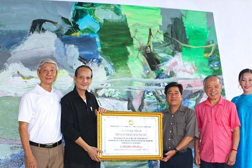 Một bức tranh đem về hơn 1,1 tỷ đồng tặng đồng bào vùng bão lũ
