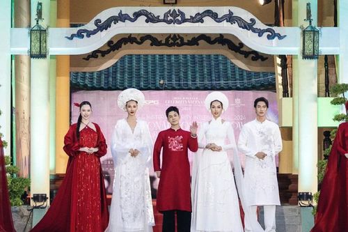 NTK Dũng Nguyễn quảng bá áo dài giữa lòng di sản quốc gia