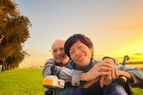 Cô gái khuyết tật chỉ nặng 20kg khiến anh kỹ sư Australia mê mẩn
