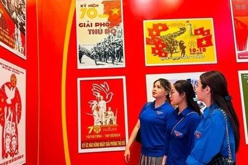 Gần 200 bức tranh cổ động được trưng bày kỷ niệm 70 năm Ngày giải phóng Thủ đô