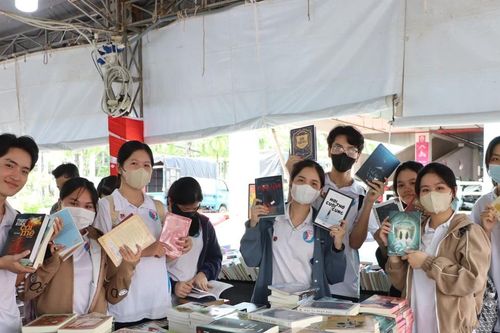 Hội sách ký lô thu hút đông học sinh, sinh viên tại Cà Mau