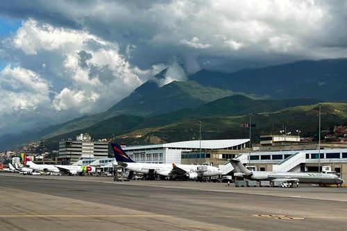 Venezuela tạm dừng các chuyến bay, Chile 'lấy làm tiếc'