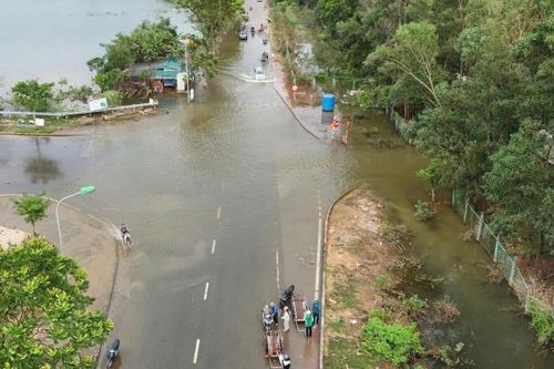 Hà Nội: Phương tiện có thể di chuyển qua nhiều tuyến đường sau khi nước rút