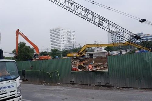 Tài xế 'kêu trời' vì đường huyết mạch phía Nam TPHCM chi chít ổ gà