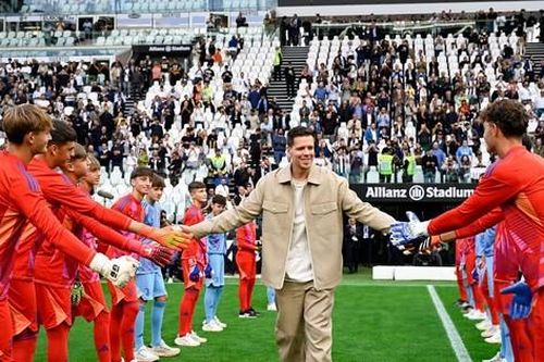Vừa giải nghệ, thủ môn Szczesny đã vội trở lại 'giải cứu' Barca