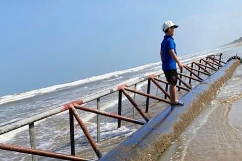 Nóng lòng chờ xử lý vật thể lạ nặng 10 tấn trôi dạt vào bờ biển