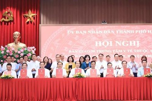 Hà Nội bàn giao các trung tâm y tế về quận, huyện, thị xã quản lý