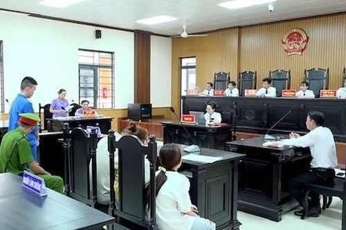 Pha thuốc diệt cỏ vào nước uống nhằm đầu độc cha