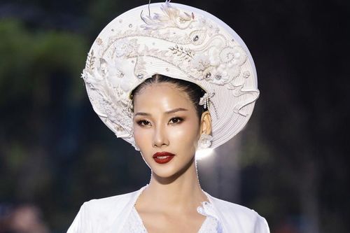 Á hậu Hoàng Thùy đằm thắm với áo dài chim phượng đính pha lê