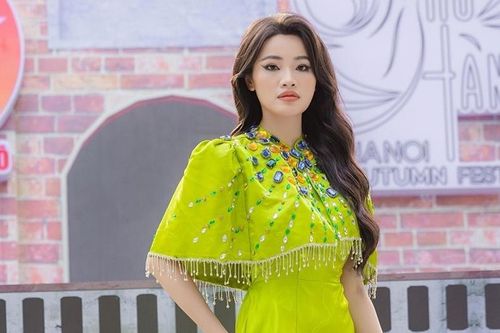 Hoa hậu Du lịch Việt Nam Phạm Thị Ngọc Quỳnh nổi bật dưới Cột cờ Hà Nội
