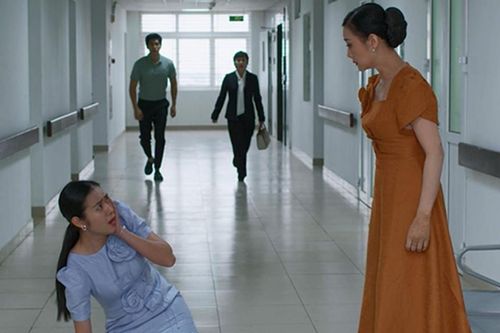 Cảnh NSƯT Mỹ Duyên tát nảy lửa Diệp Bảo Ngọc trên sóng giờ vàng 'gây sốt'