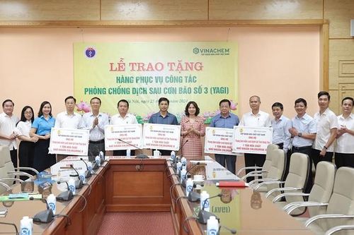 Bộ Y tế nhận 5 tấn Cloramin B phục vụ công tác khắc phục hậu quả bão lụt