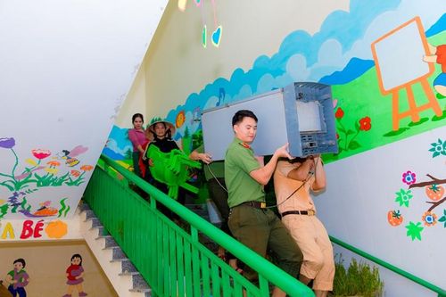 Công an bám địa bàn, giúp trường học, khắc phục hậu quả mưa lũ