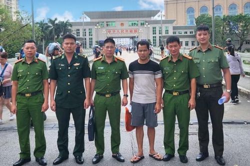 Trục xuất đối tượng buôn lậu cá tầm vào Việt Nam