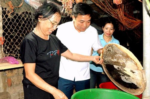 Bà giáo người Thái 'phát tài' nhờ nuôi con đuông cọ