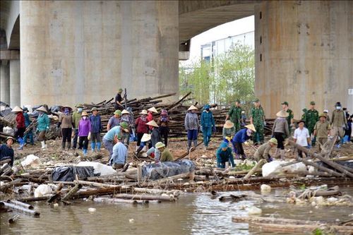 Người dân thị xã Quảng Yên 'căng mình' dọn rác sau bão số 3