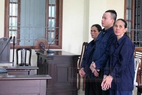 Giúp việc cho em, phụ bán một thứ, 2 tháng sau chị gái tra tay vào còng