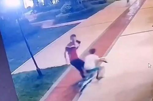 Clip: Người đàn ông vung chân đá ngã bé trai rồi bỏ chạy