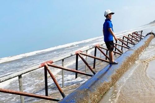 'Vật thể lạ' dài 20m, nặng 10 tấn trôi dạt vào bờ biển Hà Tĩnh