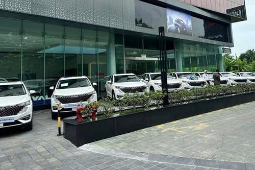 Thêm hãng taxi Việt Nam mua xe hybrid để kinh doanh