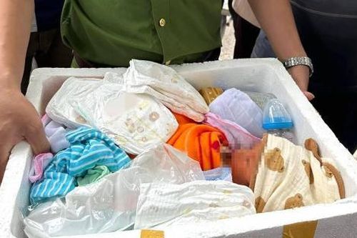 Bỏ con mới sinh vào thùng xốp thả trôi sông, người mẹ trình bày lý do xót xa