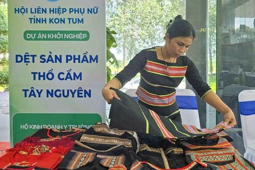 Sắc màu phụ nữ dân tộc thiểu số tham dự Cuộc thi 'Phụ nữ khởi nghiệp sáng tạo và chuyển đổi xanh' miền Trung