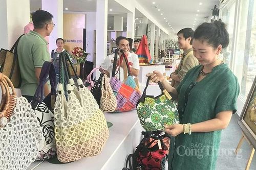 Hà Nội: Khai mạc Triển lãm ngành thêu ren, lụa, áo dài, túi vải năm 2024