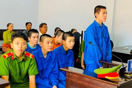 Bị đánh hội đồng vì níu kéo tình cảm