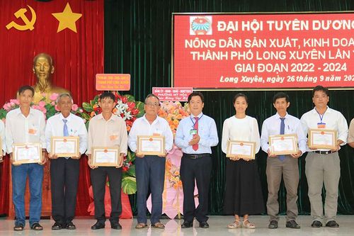 TP. Long Xuyên khen thưởng 40 tập thể, cá nhân nông dân sản xuất - kinh doanh