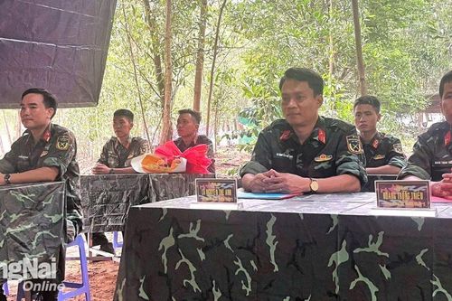 Kết nạp đảng trên trận địa diễn tập