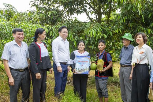 Phó Bí thư Thường trực Tỉnh ủy Nguyễn Khắc Toàn khảo sát một số mô hình phát triển kinh tế hộ, thoát nghèo bền vững tại huyện Khánh Sơn