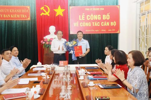 Trao quyết định chuẩn y Ủy viên Ủy ban Kiểm tra Tỉnh ủy Khánh Hòa cho ông Tạ Hồng Quang