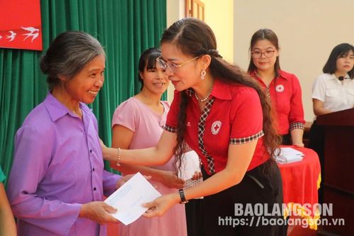 Hội Chữ thập đỏ tỉnh: Trao hơn 60 suất quà cho các hộ dân bị ảnh hưởng bởi cơn bão số 3 và học sinh có hoàn cảnh khó khăn tại huyện Bắc Sơn