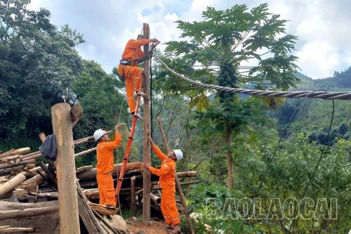 Hoàn thành cấp điện trở lại cho toàn bộ khách hàng bị ảnh hưởng bởi mưa lũ
