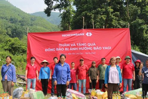 Techcombank tặng quà người dân xã Nậm Lúc