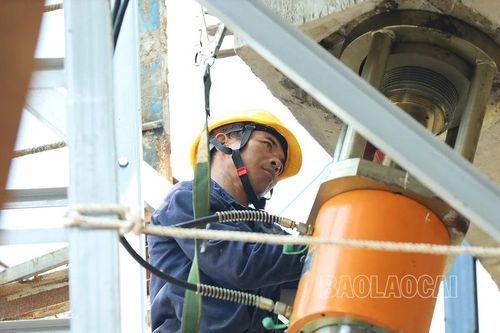Thi công căng cáp dây văng cầu Phú Thịnh