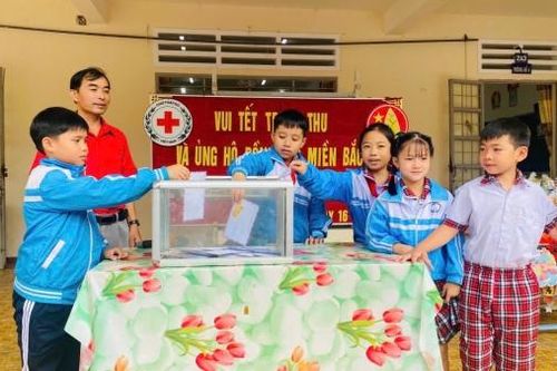 Hội Chữ thập đỏ Đức Trọng: Gần 1 tỷ đồng và nhiều nhu yếu phẩm ủng hộ đồng bào bị bão lũ